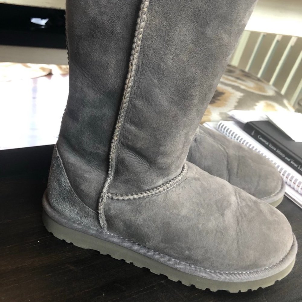 UGG Classic Tall size 4